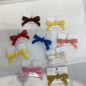 They are used to pin up and secure hair to keep it neat, tidy and in the intended style or updo. Hairgrips come in different sizes and strengths to suit different hairstyles and hair types.